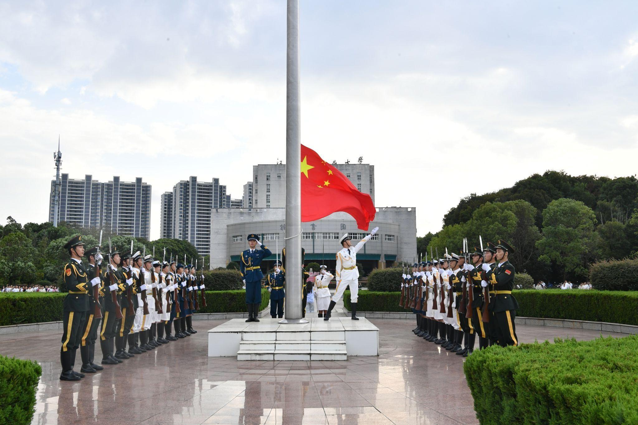 学校隆重举行国庆升国旗仪式